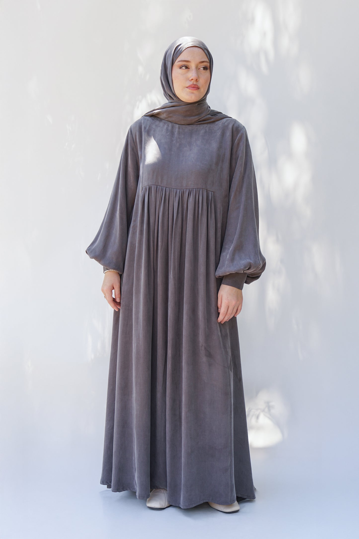 Gri Manşet Detaylı İpek Cupro Elbise - Timeless Touch Serisi