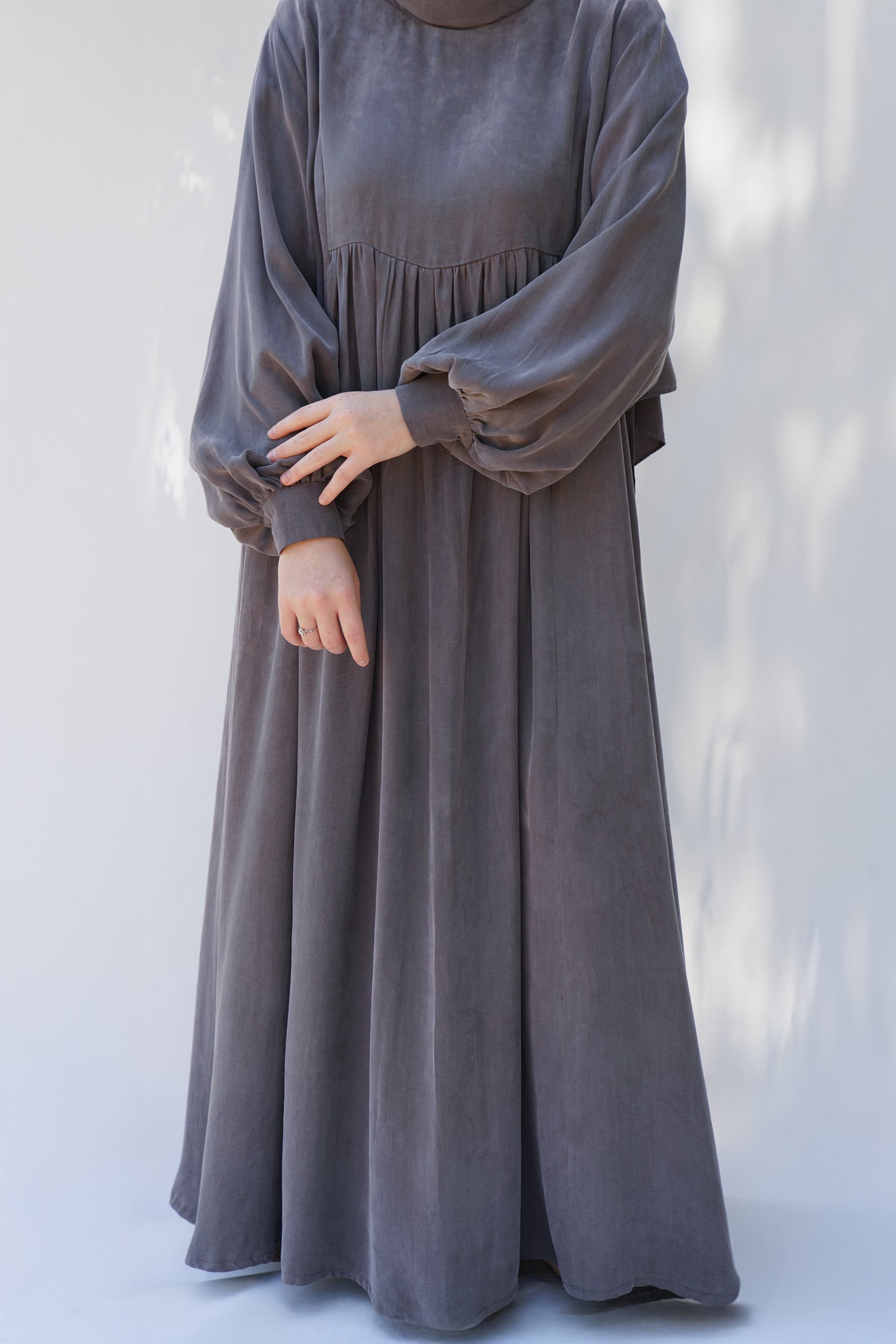 Gri Manşet Detaylı İpek Cupro Elbise - Timeless Touch Serisi