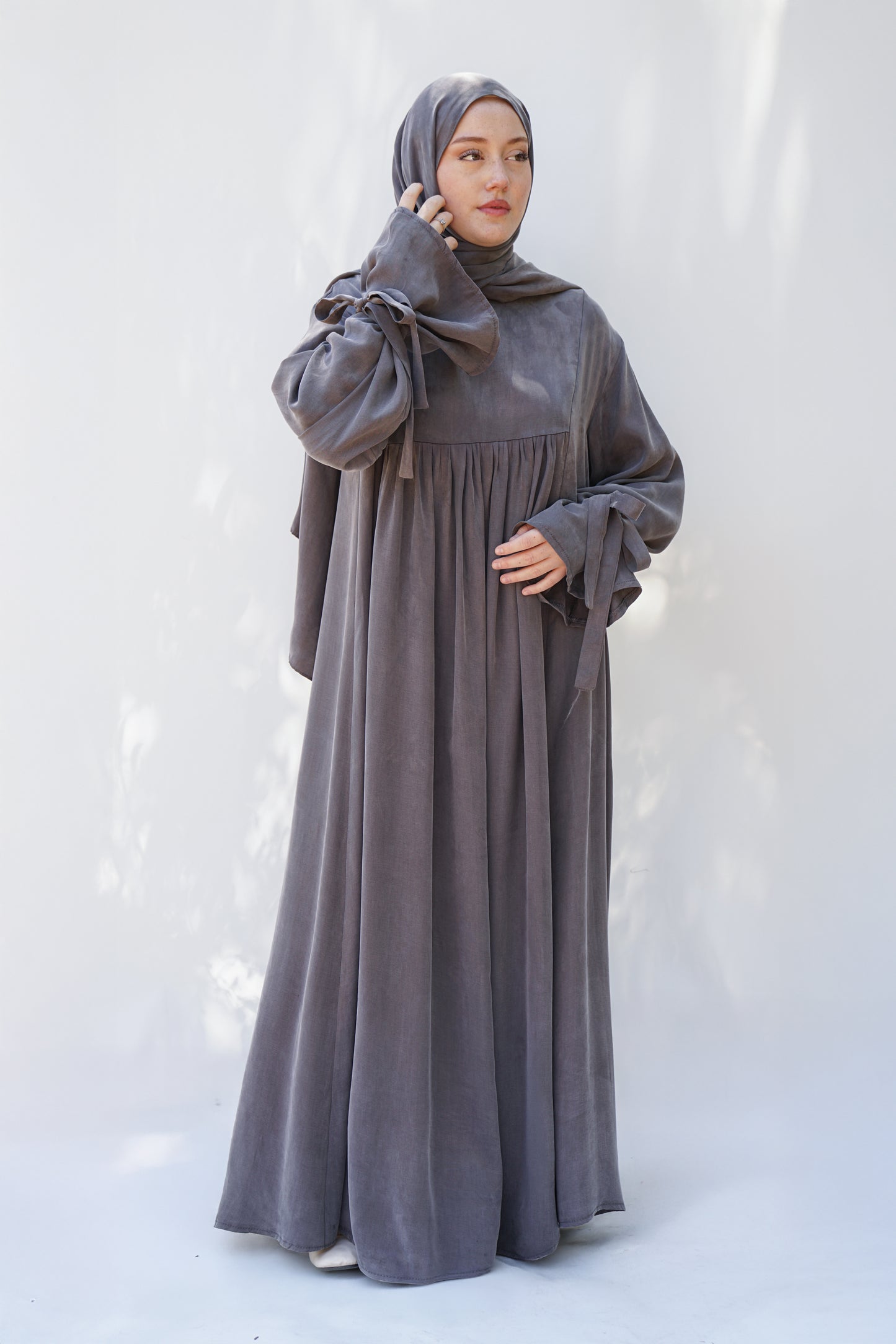 Gri Bağlama Detaylı İpek Cupro Elbise - Timeless Touch Serisi