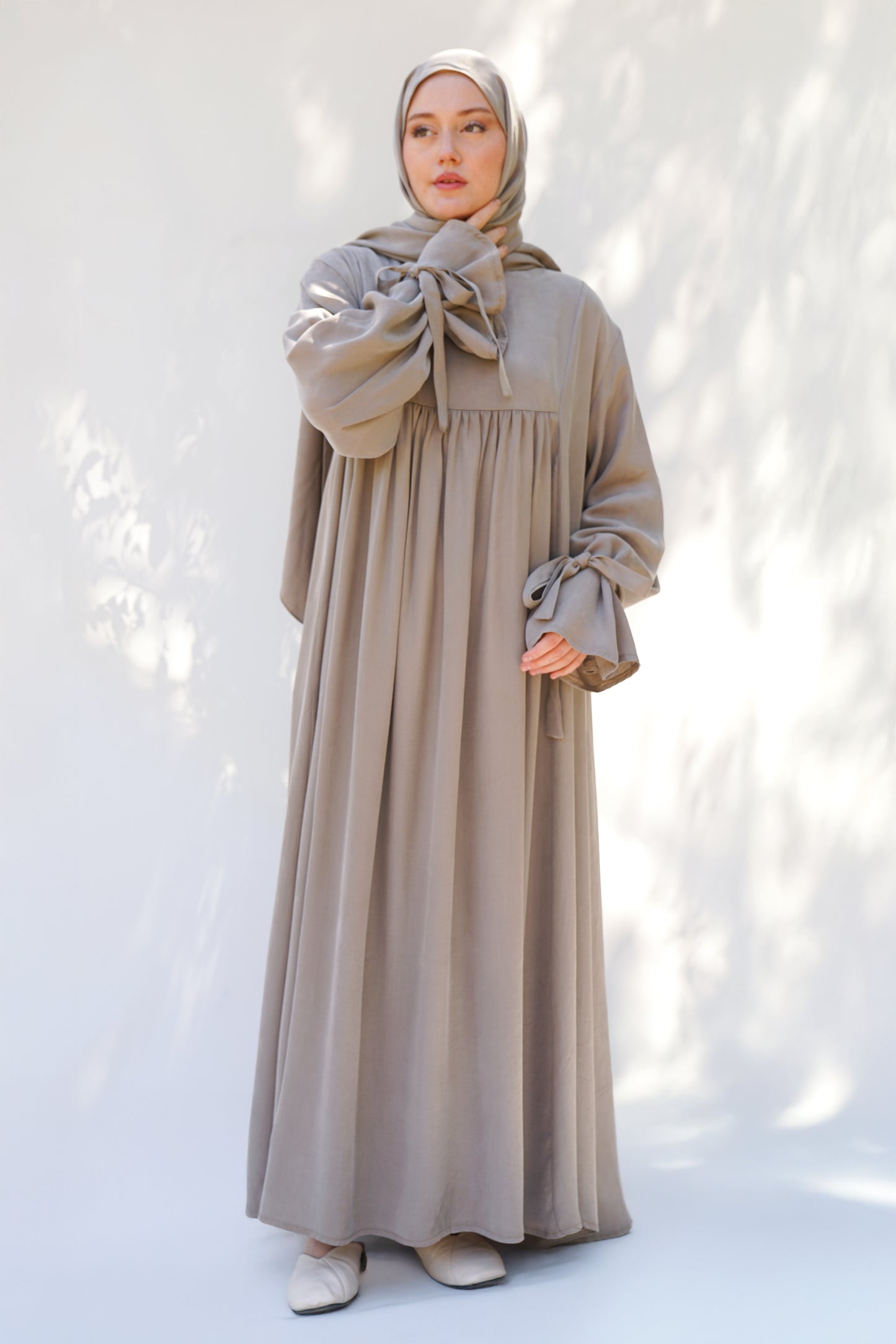 Bej Bağlama Detaylı İpek Cupro Elbise - Timeless Touch Serisi