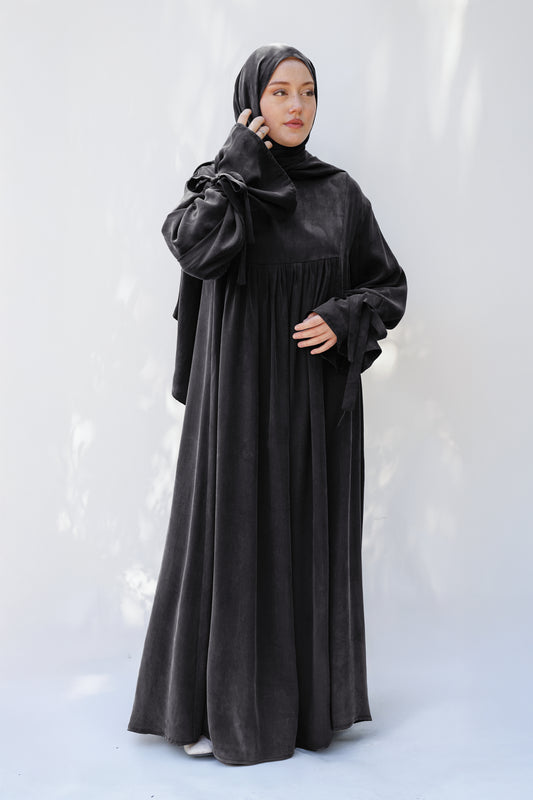 Siyah Bağlama Detaylı İpek Cupro Elbise - Timeless Touch Serisi