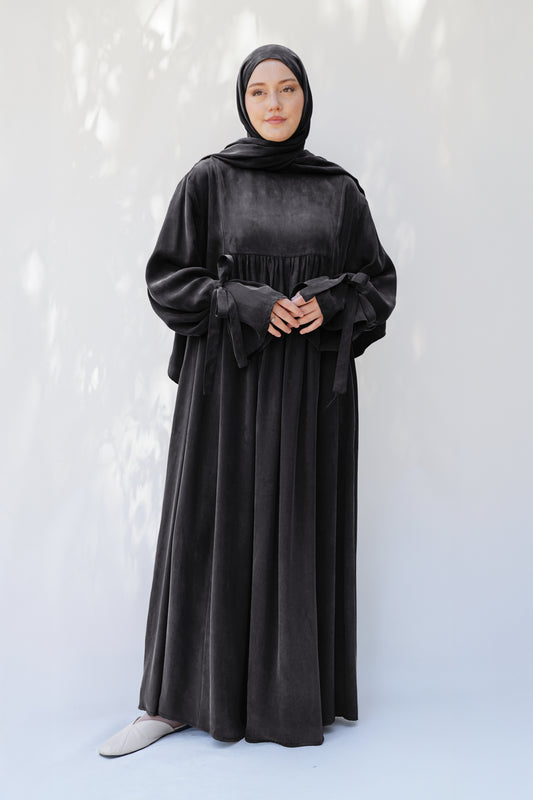 Siyah Bağlama Detaylı İpek Cupro Elbise - Timeless Touch Serisi