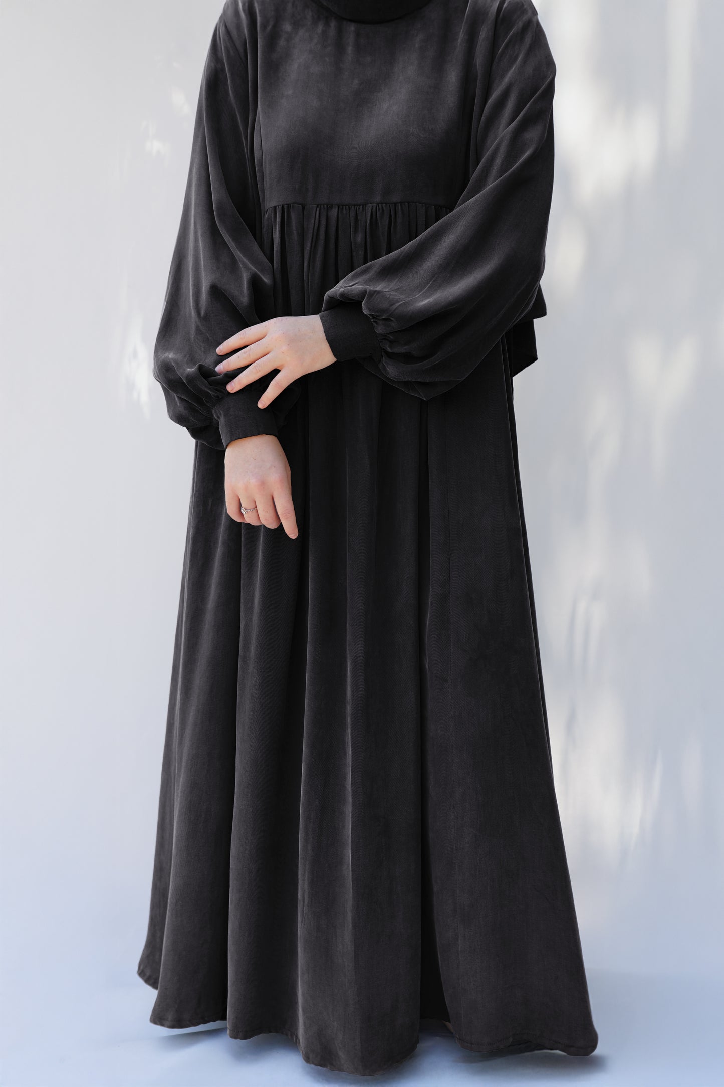 Siyah Manşet Detaylı İpek Cupro Elbise - Timeless Touch Serisi