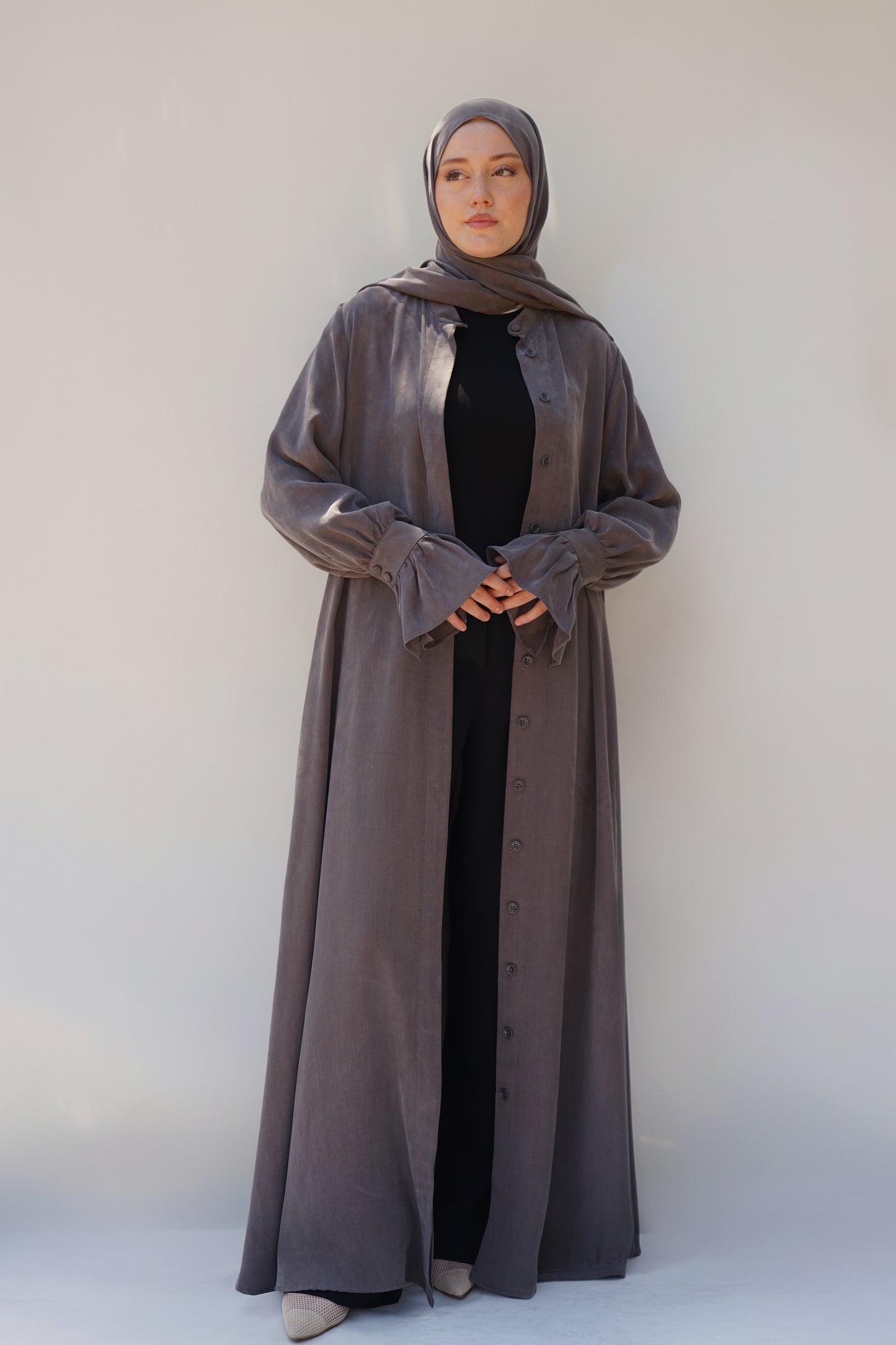 Gri Sırt Büzgü Detaylı İpek Cupro Ferace - Timeless Touch Serisi