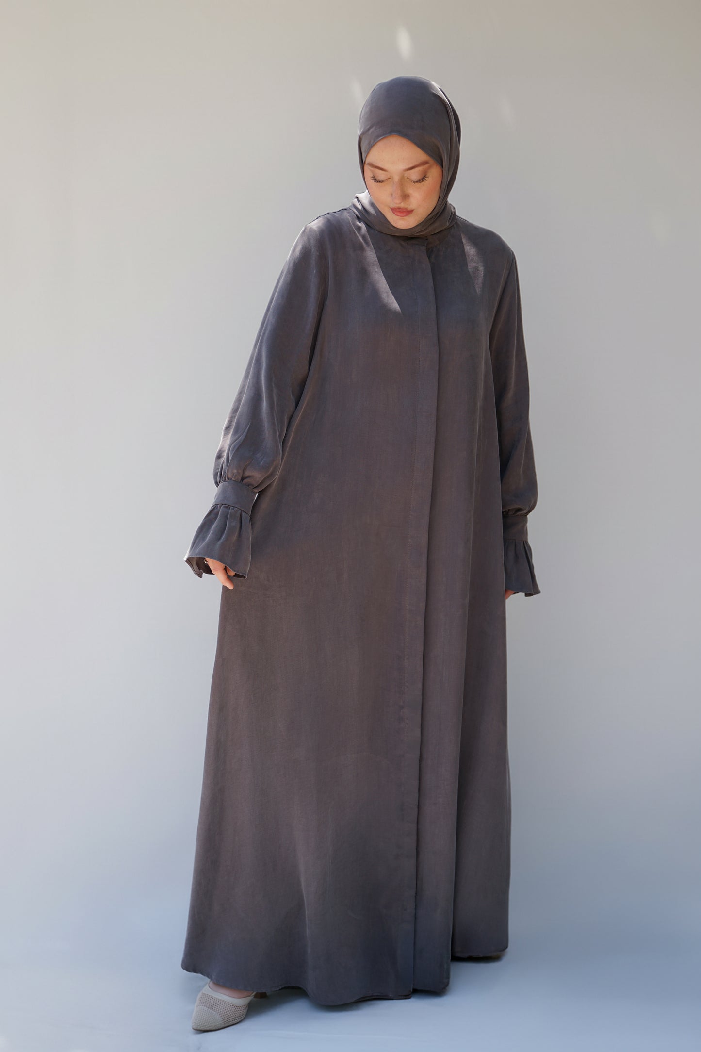 Gri Sırt Büzgü Detaylı İpek Cupro Ferace - Timeless Touch Serisi