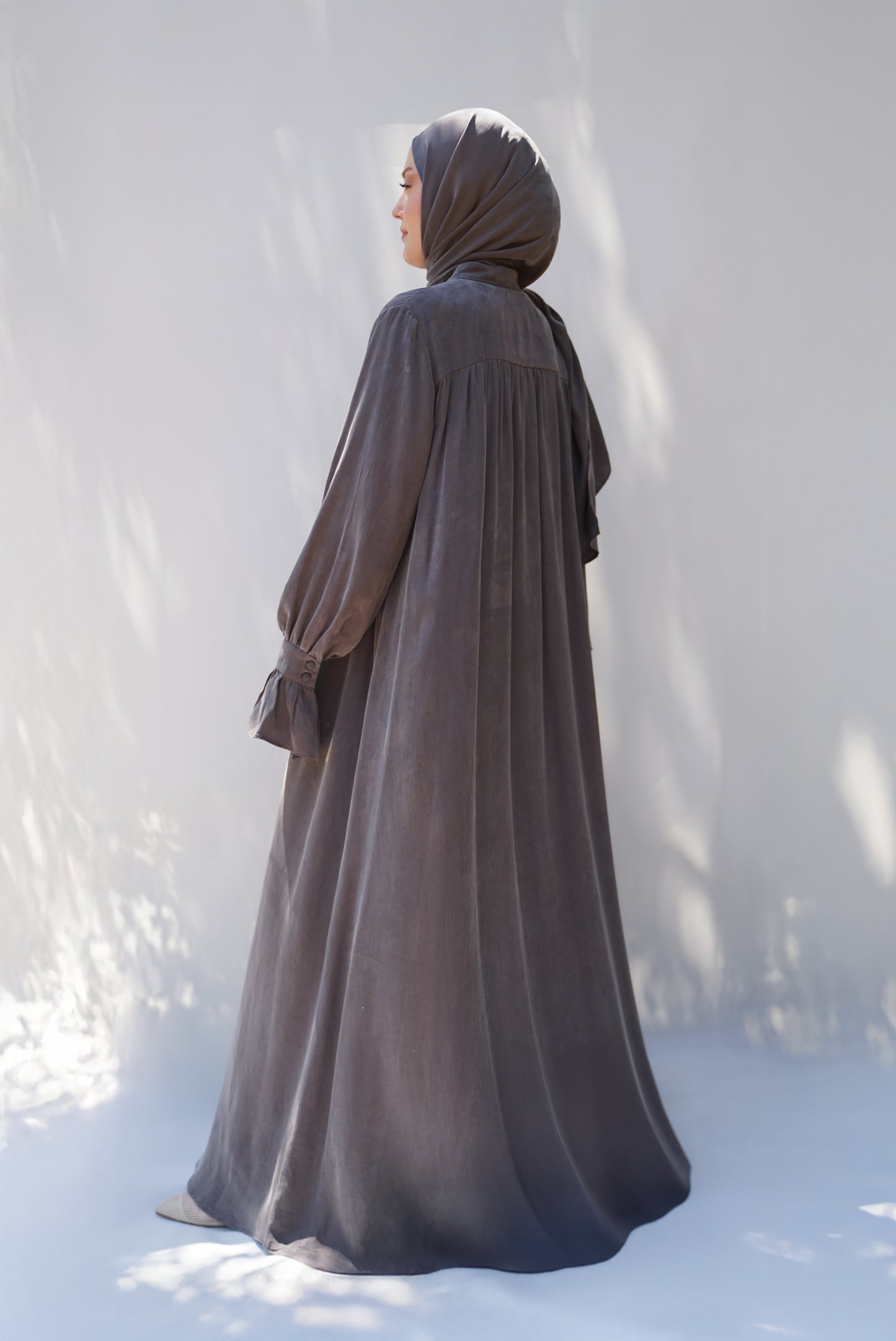 Gri Sırt Büzgü Detaylı İpek Cupro Ferace - Timeless Touch Serisi