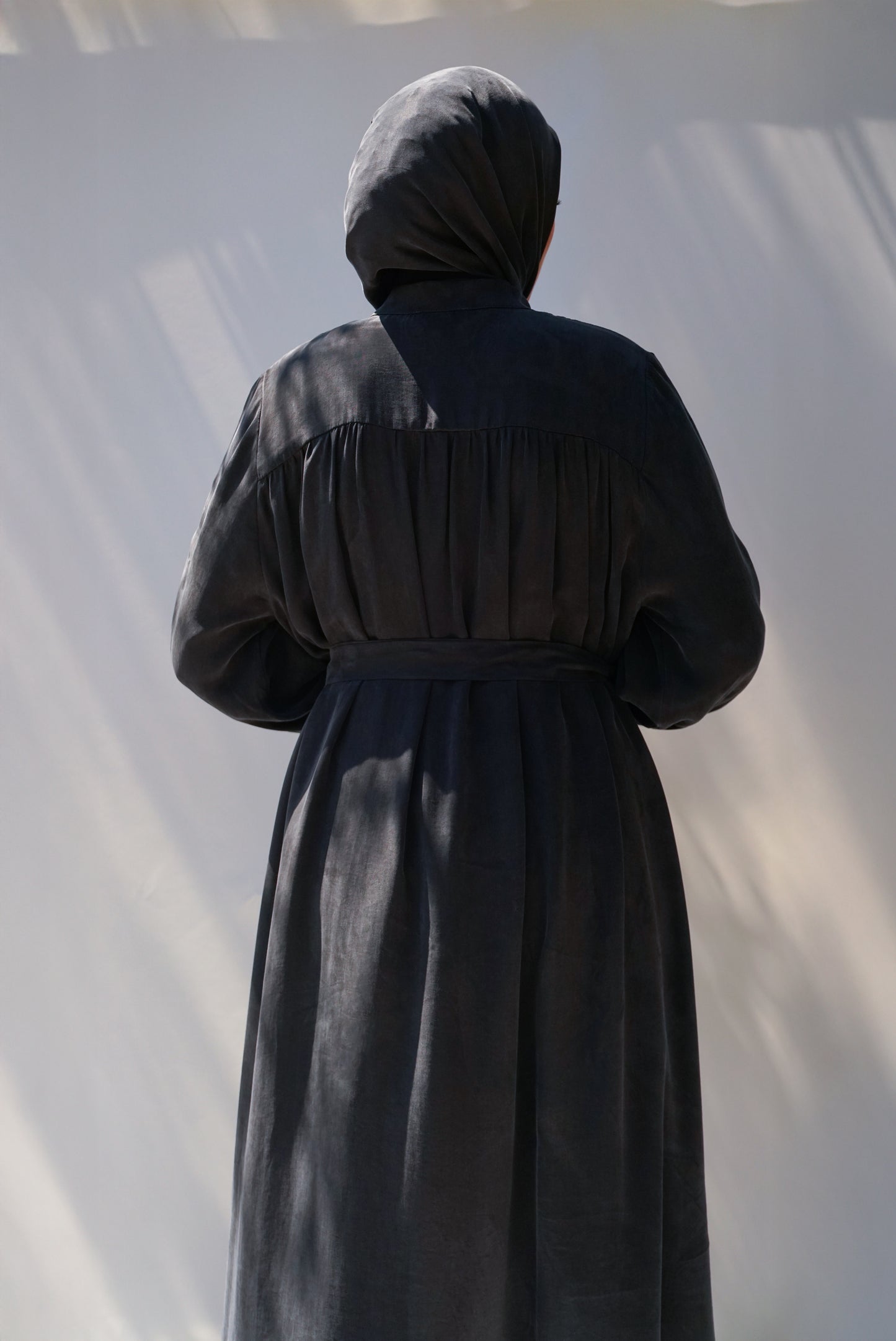 Siyah Sırt Büzgü Detaylı İpek Cupro Ferace - Timeless Touch Serisi