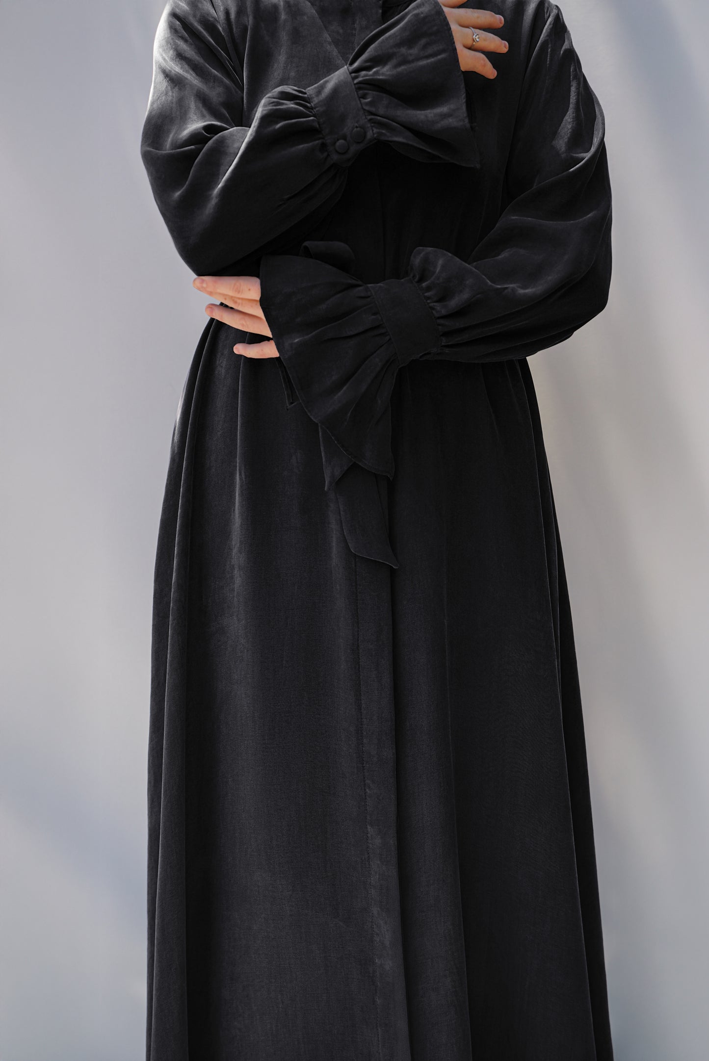 Siyah Sırt Büzgü Detaylı İpek Cupro Ferace - Timeless Touch Serisi