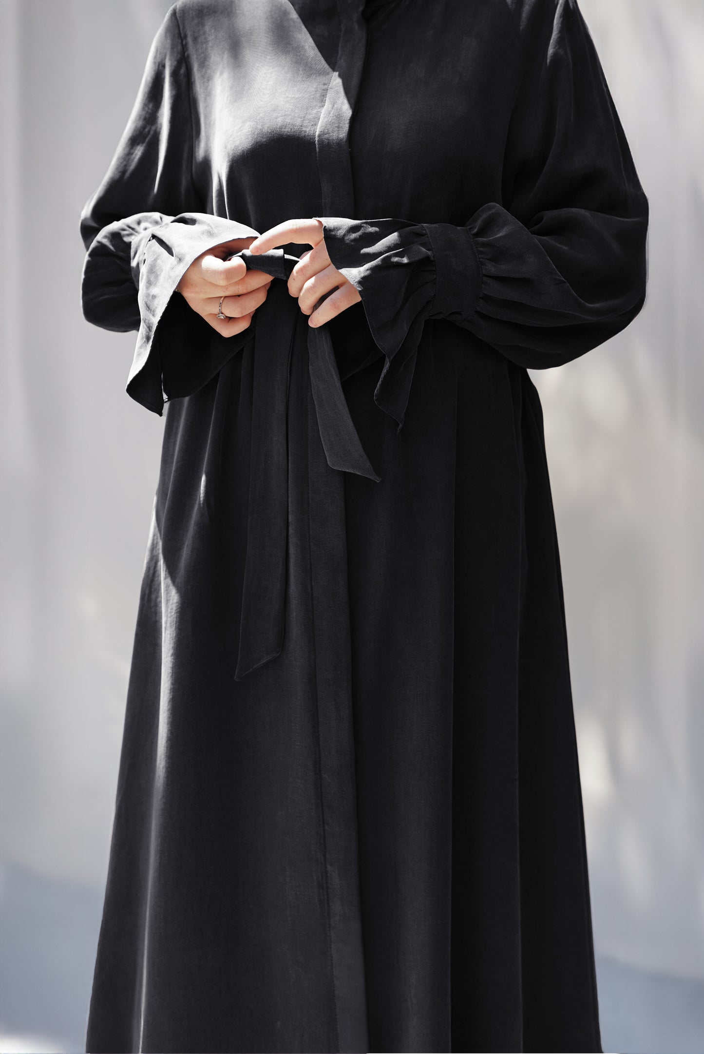Siyah Sırt Büzgü Detaylı İpek Cupro Ferace - Timeless Touch Serisi