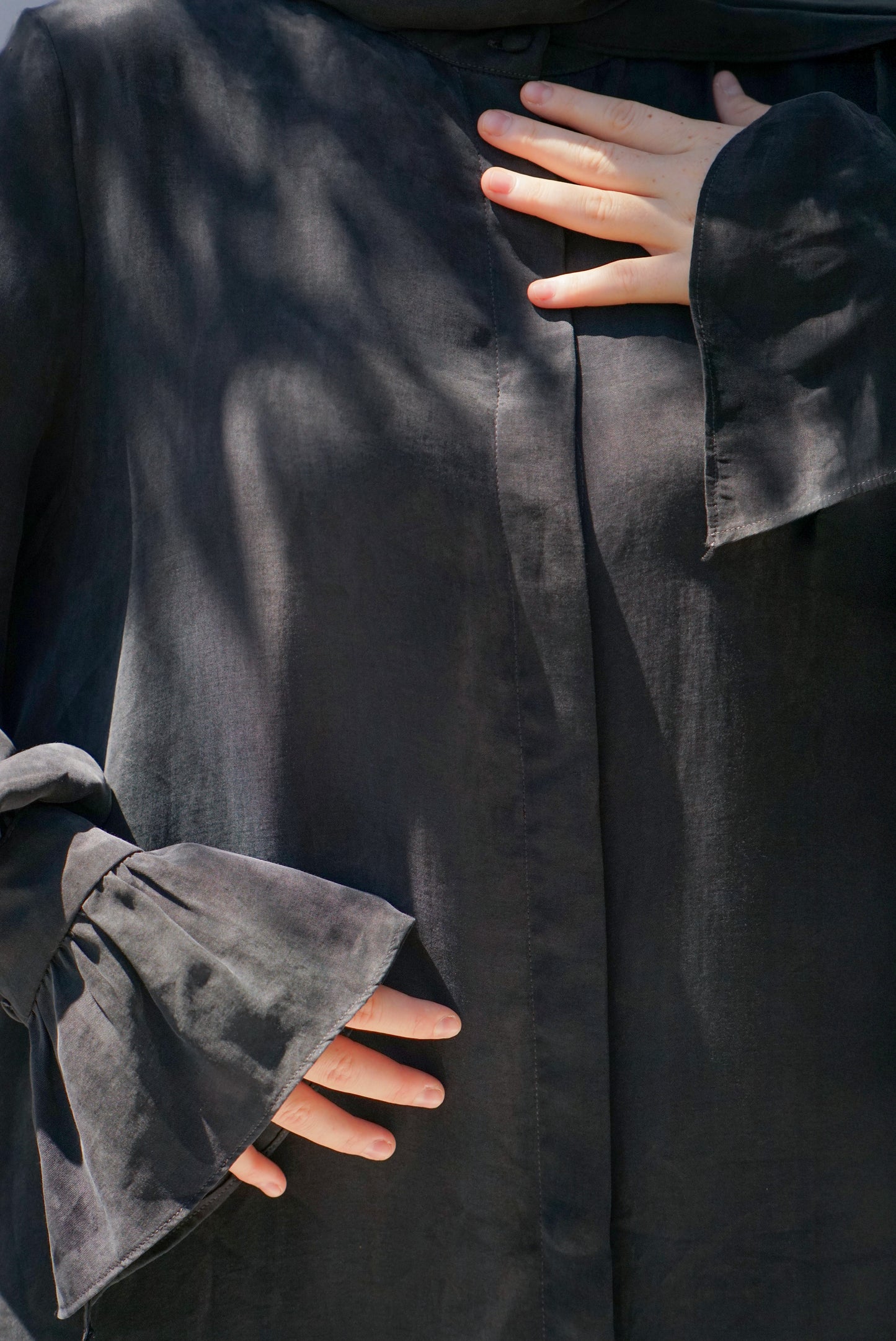 Siyah Sırt Büzgü Detaylı İpek Cupro Ferace - Timeless Touch Serisi